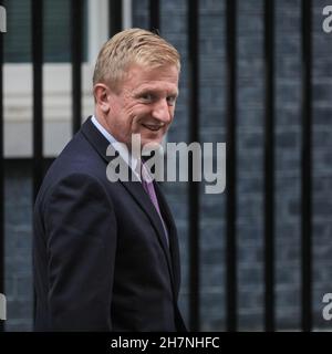 Downing Street, London, Großbritannien. 24th. November 2021. Oliver Dowden, Co-Vorsitzender der Konservativen Partei und Minister ohne Portfolio, wird heute Morgen die Downing Street 10 verlassen sehen. Kredit: Imageplotter/Alamy Live Nachrichten Stockfoto