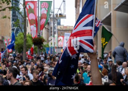 Protestkundgebung gegen die Regierungspolitik in Australien, Sydney, Martin Place 20 Nov 2021. Menschen mit australischer Flagge. Stockfoto