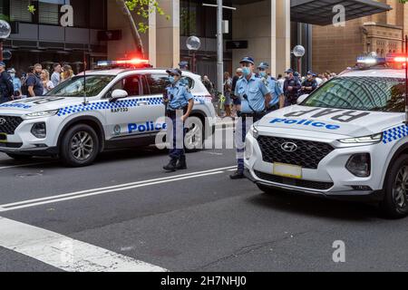 Polizeibeamte mit Polizeifahrzeugen patrouillieren Sydney Australia während eines Anti-Impfstoff-Protests gegen Regierungsmandate. Stockfoto