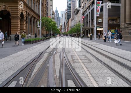 Blick auf die Straße der Straßenbahnschienen im Central Business District in der George Street, Sydney, Australien. Konzept der Sperre. Leere Stadtbahnschienen. Stockfoto