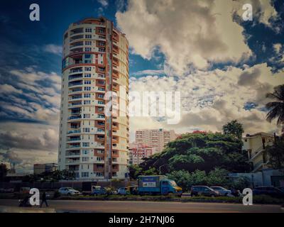 BANGALORE, INDIEN - 11. Sep 2020: Ein einzigartiges zylindrisches Gebäude gegenüber der Vega City Mall in Bangalore, Indien Stockfoto