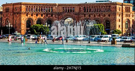 Das schöne Gebäude auf dem Platz der Republik in Jerewan, der Hauptstadt Armeniens, einer der ältesten Städte der Welt. Stockfoto