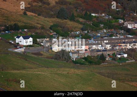 Das kleine Dorf Cym Parc in den Tälern in der Nähe von Treorchy war einst der Standort einer Kohlemine, die längst verschwunden ist, aber überall Beute hinterlassen hat. Stockfoto