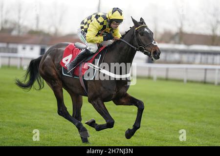 Datei-Foto vom 23-11-2020 von Nico de Boinville auf Shishkin, der nächste Woche von Trainer Nicky Henderson aus dem Betfair Tingle Creek ausgeschlossen wurde. Ausgabedatum: Mittwoch, 24. November 2021. Stockfoto