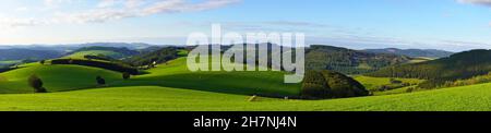 Landschaft im Sauerland bei Oberhenneborn. Panoramablick auf die grüne Natur mit Hügeln und Wäldern. Stockfoto