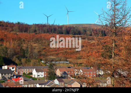 Ein Ende des Dorfes Cym Parc in der Nähe von Treorchy, das einen weit entfernten Windpark und verschiedene Bodenebenen zeigt, wo sich vielleicht die Kohlemine oder -Anlagen befanden. Stockfoto