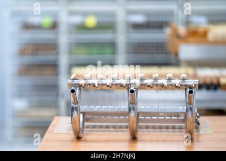 Ein Gerät zum Schneiden von handgefertigter Seife in der Werkstatt Stockfoto