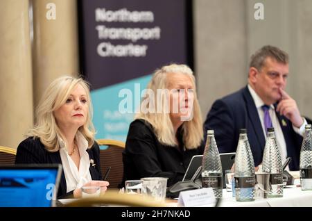 Die Bürgermeisterin von West Yorkshire, Tracy Brabin, die amtierende Ratsvorsitzende Louise Gittins Cheshire West und Chester und Martin Tugwell, Chief Executive Transport for the North, nehmen an einer Sitzung des Transport for the North Board im Queens Hotel in Leeds Teil. Nachdem die Regierung ihre überarbeiteten Pläne für Nordengland und die Midlands darlegt hatte. Bilddatum: Mittwoch, 24. November 2021. Stockfoto