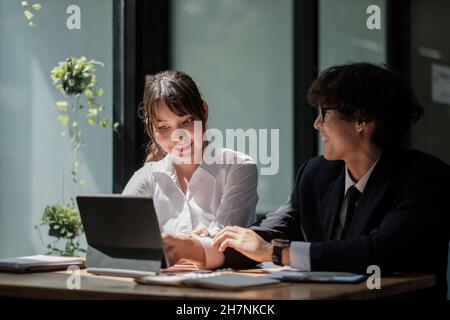 Asiatische Studenten der Universität lernen Sprache mit digitalem Tablet und Internet, arbeiten gemeinsam an einem Projekt. Prüfungsvorbereitung. Online-Bildungskonzept Stockfoto