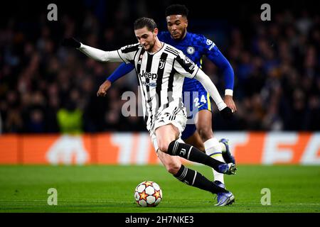 London, Großbritannien. 23. November 2021. Adrien Rabiot vom FC Juventus wird während des UEFA Champions League-Fußballspiels zwischen dem FC Chelsea und dem FC Juventus von Reece James vom FC Chelsea herausgefordert. Kredit: Nicolò Campo/Alamy Live Nachrichten Stockfoto