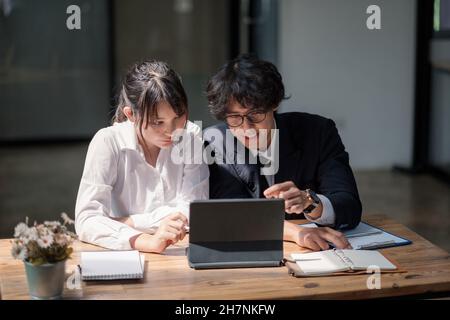 Asiatische Studenten der Universität lernen Sprache mit digitalem Tablet und Internet, arbeiten gemeinsam an einem Projekt. Prüfungsvorbereitung. Online-Bildungskonzept Stockfoto