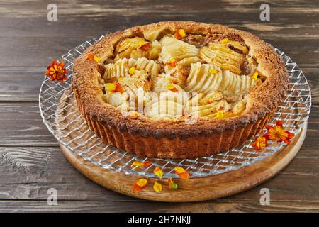 Peach Pie mit Haselnusscreme, Haselnüssen und essbaren Blumen. Französische Gourmetküche. Stockfoto