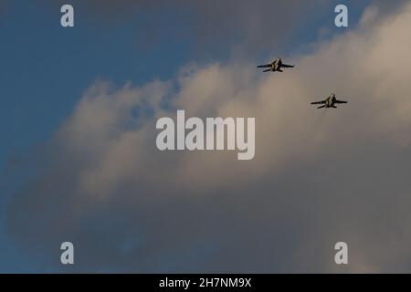 Zwei Boeing F/A-18 Super Hornet Kampfjets mit der US Navy, die über Kanagawa fliegt. Japan. Stockfoto