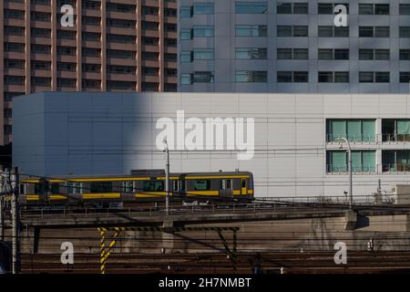 Ein Zug der Serie E231 auf der Chuo-Sobu-Linie in der Nähe des Bahnhofs Shinjuku, Shinjuku, Tokio, Japan. Stockfoto