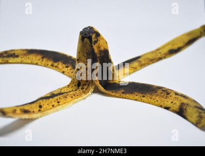 Schale einer reifen Banane vor weißem Hintergrund Stockfoto