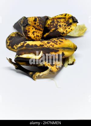 Über reifen Bananenschalen, die auf weißem Hintergrund zusammengefaßt sind Stockfoto