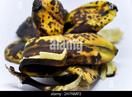 Über reifen Bananenschalen, die auf weißem Hintergrund zusammengefaßt sind Stockfoto