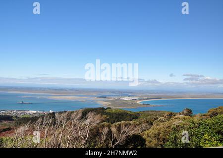 Blick vom Bluff Hill Lookout Point, der früher Schauplatz einer Artilleriebatterie in Napier, Neuseeland, war Stockfoto