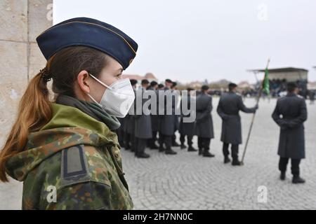 München, Deutschland. 24th. November 2021. Feierliches Gelübde der Rekruten vor dem Schloss Nymphenburg in München. Die SoBundeswehr plant Impfungen. Archivfoto: Öldaten und Soldaten schwören am 12th. November 2021 auf ihre Treue. Kredit: dpa/Alamy Live Nachrichten Stockfoto