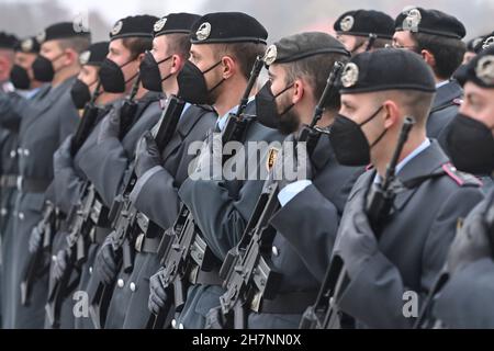 München, Deutschland. 24th. November 2021. Die Bundeswehr plant Impfungen. Archivfoto: Feierliches Gelübde der Rekruten vor dem Schloss Nymphenburg in München. Symbol Foto Waffen, Gewehre, Soldaten schwören ihre Loyalität am 12th. November 2021. Kredit: dpa/Alamy Live Nachrichten Stockfoto