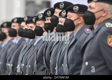 München, Deutschland. 24th. November 2021. Die Bundeswehr plant Impfungen. Archivfoto: Feierliches Gelübde der Rekruten vor dem Schloss Nymphenburg in München. Soldaten schwören am 12th. November 2021 auf ihre Treue. Kredit: dpa/Alamy Live Nachrichten Stockfoto