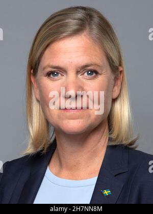 (211124) -- STOCKHOLM, 24. November 2021 (Xinhua) -- Undatiertes Handout-Foto zeigt Magdalena Andersson, die neue Premierministerin Schwedens. Das schwedische parlament hat am Mittwoch Magdalena Andersson zur neuen Premierministerin des Landes gewählt, der ersten weiblichen Premierministerin in der schwedischen Geschichte. Andersson soll nach einem Treffen mit König Carl XVI Gustaf am Freitag sein Amt antreten, wodurch sie weniger als zehn Monate Zeit hat, um sich auf die Parlamentswahlen in Schweden 2022 vorzubereiten. (Kristian Pohl/Regeringskansliet/Handout über Xinhua) Stockfoto