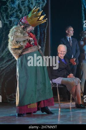 Kopenhagen, Dänemark, 24/10/2021, Königin Margrethe II. Von Dänemark nimmt an einer Pressekonferenz im Zusammenhang mit der Wiederbelebung der Performance "The Snow Queen" Teil. Die Queen ist die Bühnenbildnerin der Performance, die am 2019 in der Tivoli Concert Hall uraufgeführt wurde und am 1st. Dezember wiedereröffnet wird. Die Schneekönigin von Hans Christian Andersen ist eine originelle Geschichte von Freundschaft, Liebe und Brave. Die Geschichte wurde erstmals im Dezember 1844 veröffentlicht. Foto von Stefan Lindblom/Stella Pictures/ABACAPRESS.COM Stockfoto