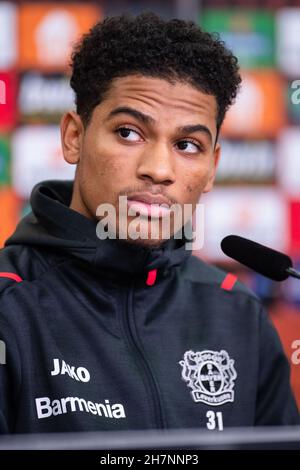 Leverkusen, Deutschland. 24th. November 2021. Fußball: Europa League, vor dem Gruppenspiel Bayer Leverkusen - Celtic Glasgow, Bayer Leverkusen Pressekonferenz. Amine Adli schaut sich während der Pressekonferenz um. Quelle: Marius Becker/dpa/Alamy Live News Stockfoto