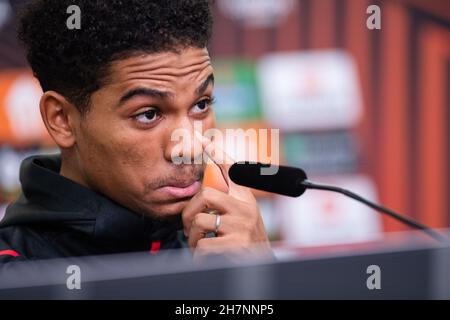 Leverkusen, Deutschland. 24th. November 2021. Fußball: Europa League, vor dem Gruppenspiel Bayer Leverkusen - Celtic Glasgow, Bayer Leverkusen Pressekonferenz. Amine Adli schaut sich während der Pressekonferenz um. Quelle: Marius Becker/dpa/Alamy Live News Stockfoto