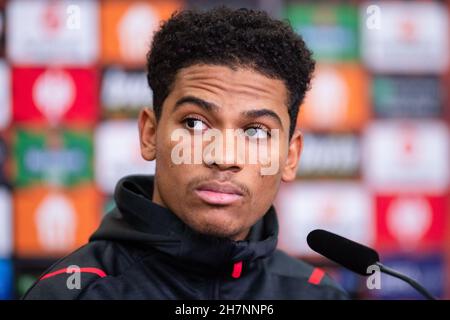 Leverkusen, Deutschland. 24th. November 2021. Fußball: Europa League, vor dem Gruppenspiel Bayer Leverkusen - Celtic Glasgow, Bayer Leverkusen Pressekonferenz. Amine Adli schaut sich während der Pressekonferenz um. Quelle: Marius Becker/dpa/Alamy Live News Stockfoto