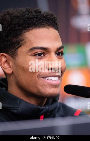 Leverkusen, Deutschland. 24th. November 2021. Fußball: Europa League, vor dem Gruppenspiel Bayer Leverkusen - Celtic Glasgow, Bayer Leverkusen Pressekonferenz. Amine Adli lacht während der Pressekonferenz. Quelle: Marius Becker/dpa/Alamy Live News Stockfoto