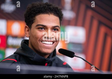 Leverkusen, Deutschland. 24th. November 2021. Fußball: Europa League, vor dem Gruppenspiel Bayer Leverkusen - Celtic Glasgow, Bayer Leverkusen Pressekonferenz. Amine Adli lacht während der Pressekonferenz. Quelle: Marius Becker/dpa/Alamy Live News Stockfoto