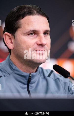 Leverkusen, Deutschland. 24th. November 2021. Fußball: Europa League, vor dem Gruppenspiel Bayer Leverkusen - Celtic Glasgow, Bayer Leverkusen Pressekonferenz. Coach Gerardo Seoane schaut sich während der Pressekonferenz um. Quelle: Marius Becker/dpa/Alamy Live News Stockfoto