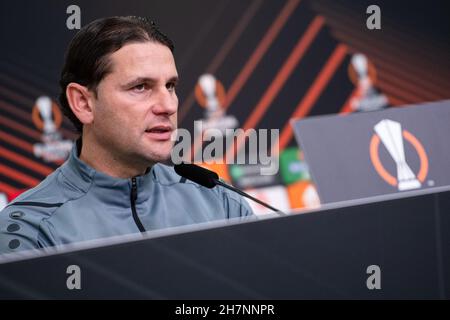 Leverkusen, Deutschland. 24th. November 2021. Fußball: Europa League, vor dem Gruppenspiel Bayer Leverkusen - Celtic Glasgow, Bayer Leverkusen Pressekonferenz. Coach Gerardo Seoane spricht während der Pressekonferenz. Quelle: Marius Becker/dpa/Alamy Live News Stockfoto