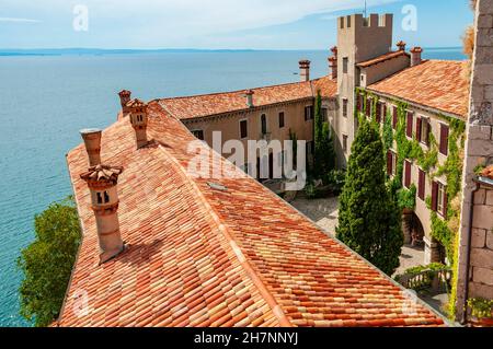 Schloss Duino an der Adriaküste in Italien Stockfoto