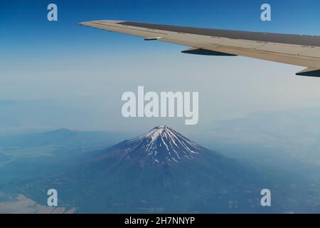 Flugzeugflügel, der über den Berg Fuji in Japan fliegt Stockfoto