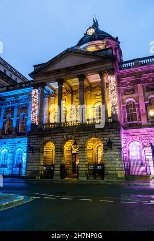 Bunte Feiertagsbeleuchtung an der Vorderseite des Liverpooler Rathauses Stockfoto