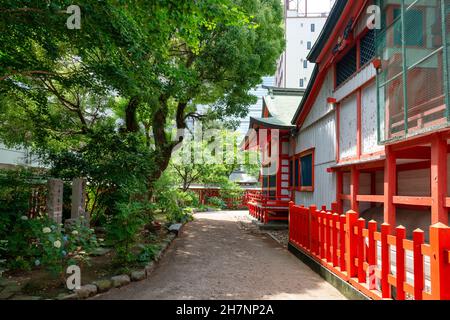 Der Garten von Suikyo Tenmangu Shinto Schrein mit Blick auf die Moderne Business Centers Stockfoto