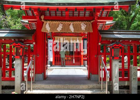 Fukuoka, Japan, Mai 28 2019, ein Mann, der im alten Suikyo Tenmangu Shinto-Schrein betet Stockfoto