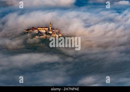 Buzet Altstadt, Kroatien über den Morgenwolken. Märchenhafte Landschaft des berühmten Touristenziels. Stockfoto