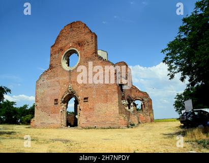 ZRENJANIN, SERBIEN - Jul 10, 2021: Araca Serbien July 10, 2021 Ich besuchte dieses Kloster als Touristenziel, erbaut 1230, von dem nur Ruinen rem Stockfoto