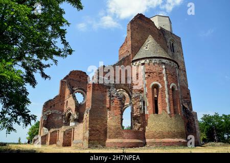 ZRENJANIN, SERBIEN - Jul 10, 2021: Araca Serbien July 10, 2021 Ich besuchte dieses Kloster als Touristenziel, erbaut 1230, von dem nur Ruinen rem Stockfoto