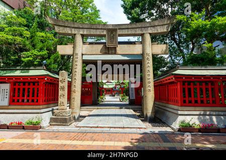 Stein Tore der alten Suikyo Tenmangu Shrine in Fukuoka. Stockfoto