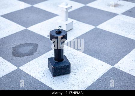 Großes Schach auf dem Bürgersteig im Stadtpark Stockfoto