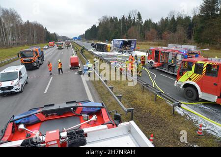 Rosenheim, Deutschland. 24th. November 2021. Rettungskräfte arbeiten am Unfallort zweier Lkw, darunter eines Tankwagens, auf der Autobahn München-Salzburg 8. Bei dem Unfall am Mittwochmorgen wurde eine Person schwer verletzt. Es handle sich nach ersten Erkenntnissen um eine Heckkollision zwischen dem Tankwagen und einem anderen Lkw, sagte ein Sprecher des Polizeipräsidals Oberbayern Süd in Rosenheim. Quelle: Uwe Lein/dpa/Alamy Live News Stockfoto