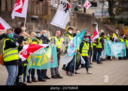 Bremen, Deutschland. 24th. November 2021. An der Weserpromenade zwischen Bürgermeister-Smidt-Brücke und Wilhelm-Kaisen-Brücke demonstrieren die Beschäftigten des öffentlichen Dienstes mit einer Menschenkette. Im anhaltenden Tarifkonflikt für die Beschäftigten der Bundesländer setzt die Gewerkschaft Verdi ihre Warnstreiks fort. Verdi und der Beamtenverband dbb fordern bundesweit fünf Prozent mehr Lohn für die mehr als eine Million Staatsangestellte, mindestens aber 150 Euro pro Monat und sogar 300 Euro mehr im Gesundheitswesen. Quelle: Sina Schuldt/dpa/Alamy Live News Stockfoto