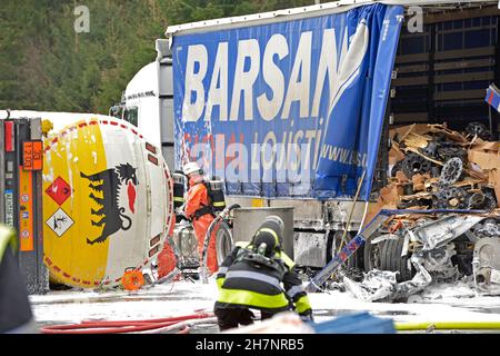 Rosenheim, Deutschland. 24th. November 2021. Rettungskräfte arbeiten am Unfallort zweier Lkw, darunter eines Tankwagens, auf der Autobahn München-Salzburg 8. Bei dem Unfall am Mittwochmorgen wurde eine Person schwer verletzt. Es handle sich nach ersten Erkenntnissen um eine Heckkollision zwischen dem Tankwagen und einem anderen Lkw, sagte ein Sprecher des Polizeipräsidals Oberbayern Süd in Rosenheim. Quelle: Uwe Lein/dpa/Alamy Live News Stockfoto