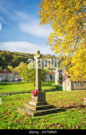 Der Herbst hinterlässt auf dem Dorf Grün und rund um Steinhütten im Moordorf Hutton Le Hole, den North Yorkshire Moors, England. Stockfoto