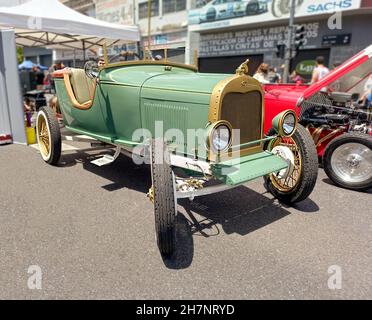 BUENOS AIRES, ARGENTINIEN - 08. Nov 2021: Vintage Duesenberg Duesy offener Roadster um 1930 auf der Straße geparkt. Expo Warnes 2021 Oldtimer-Show. Stockfoto