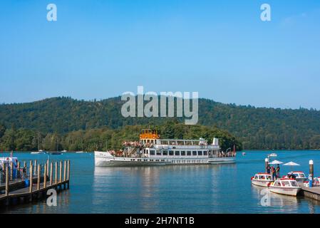 Englische Seen, Blick im Sommer auf eine Bootstour nach Bowness-on-Windermere, einem malerischen Dorf am Lake Windermere, Lake District, England, U Stockfoto